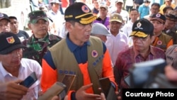 Kepala BNPB Letjen TNI Doni Monardo berbicara dengan warga yang baru terkena bencana (Foto: BNPB).