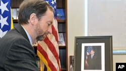 The US ambassador to Bosnia and Herzegovina, Patrick Moon, signs a book of condolences in memory of US diplomat Richard Holbrooke in Sarajevo, Dec 14, 2010
