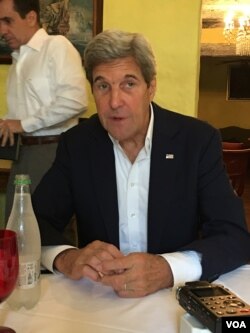 US Secretary of State John Kerry talks to reporters in Cartagena, Colombia, Sept. 26, 2016. (Photo: Steve Herman / VOA)