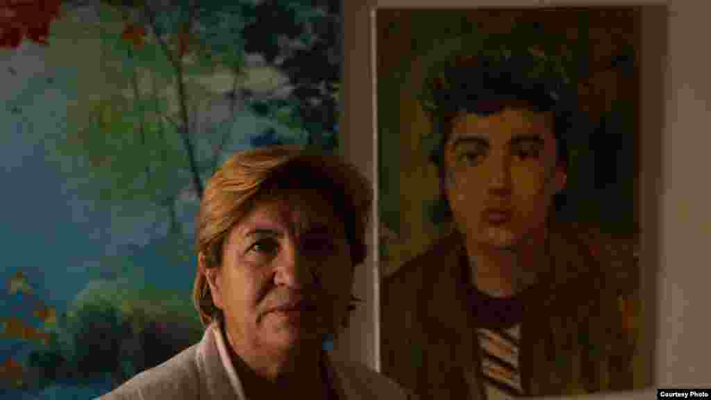 Libanska slikarka i vajarka, Mariam Saidi slika portrete i pravi biste svoga Sina Mahera koji je nestao još 1982. godine.&nbsp;