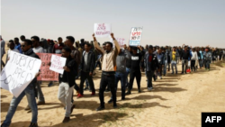 Migran Afrika di Israel melakukan aksi protes menolak upaya untuk memulangkan mereka ke negara asalnya. 