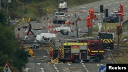 Petugas melakukan penyelidikan pasca jatuhnya pesawat tempur Hawker Hunter yang jatuh saat pameran udara di Shoreham, Inggris, 23 Agustus 2015 (foto: dok). 