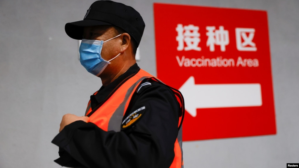 一名男子在北京一个疫苗接种中心接受一针疫苗。（2021年1月15日）(photo:VOA)