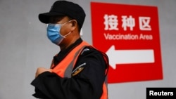 2021年1月15日一名男子在北京一个疫苗接种中心接受一针疫苗