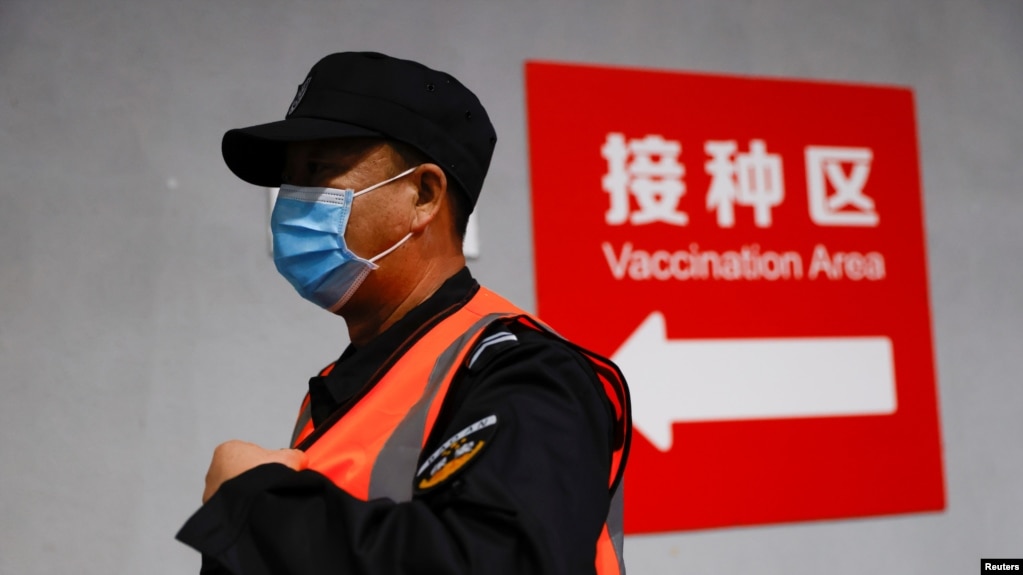 一名男子在北京一个接种中心准备接种新冠疫苗（2021年1月15日）(photo:VOA)