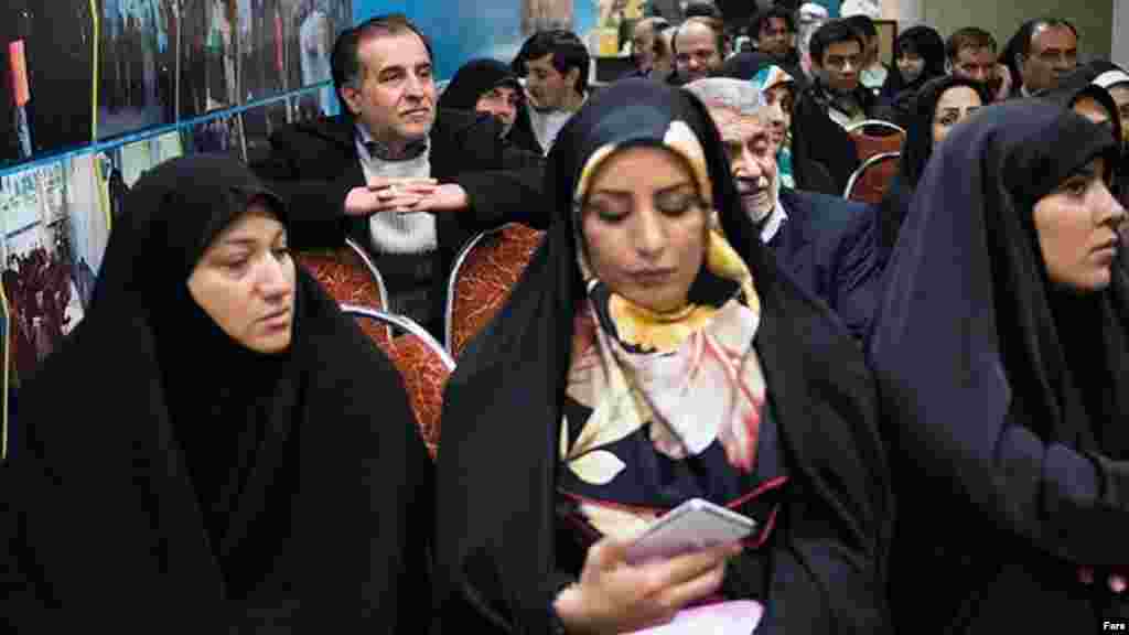 در این دوره نیز برخی زنان برای شرکت در انتخابات مجلس ثبت نام کرده اند. عکس: فارس