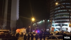 Police create a barrier in Ankara after a gunman shot Russia's ambassador to Turkey at an art exhibition. (Y.Yazicioglu/VOA)