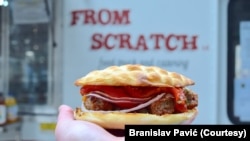 Pljeskavica sa ajvarom i kajmakom - jedno od najpopularnijih jela sa jelovnika kamiona "From Scratch"