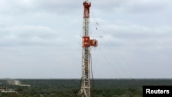 A rig contracted by Apache Corp drills a horizontal well in a search for oil and natural gas in the Wolfcamp shale located in the Permian Basin in West Texas, Oct. 29, 2013. 