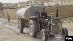 A large tank carrying water in the area around Quetta. (Ayaz Gul for VOA News)