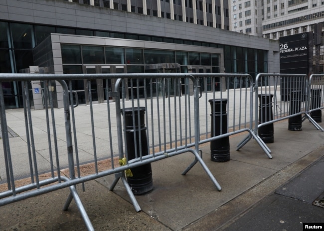 Temporary fences are placed outside the public entrance to 26 Federal Plaza, a U.S. government office building, during the partial U.S. government shutdown in New York, Jan. 8, 2019.