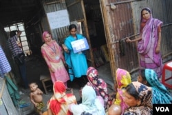 Health workers lecture about reproductive health to volunteers in a slum in Dhaka. (Amy Yee for VOA News)