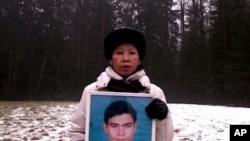 Chea Vichea's wife holding a picture of her late husband, Chea Vichea, file photo. 