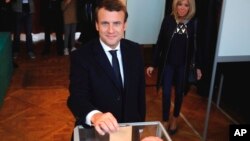 El candidato presidencial francés Emmanuel Macron, el jefe del movimiento político En ¡Marche!, vota durante la segunda ronda de la elección presidencial francesa de 2017, en Le Touquet, en el norte de Francia, el domingo 7 de mayo de 2017.