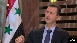 Presiden Suriah Bashar al-Assad tampil dalam siaran televisi nasional hari Minggu malam (21/8).