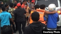 Evakuasi para korban kapal tenggelam di Danau Toba, Senin (18/6). (Foto courtesy: BPBD Sumatera Utara).
