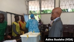 Eleitore dirige-se à urna para votar, em Nampula. Moçambique realizou eleições autárquicas a 10 de Outubro 2018