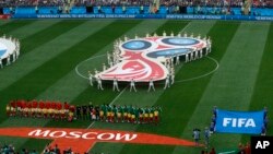 Los equipos de Rusia y Arabia Saudita previo al encuentro inaugural del Mundial Rusia 2018 en el estadio Luzhniki en Moscú, el 14 de junio de 2018.