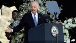 Wapres AS Joe Biden berbicara dalam upacara pemakaman polisi kampus MIT, Sean Collier, di Cambridge, Massachusetts (24/4). 