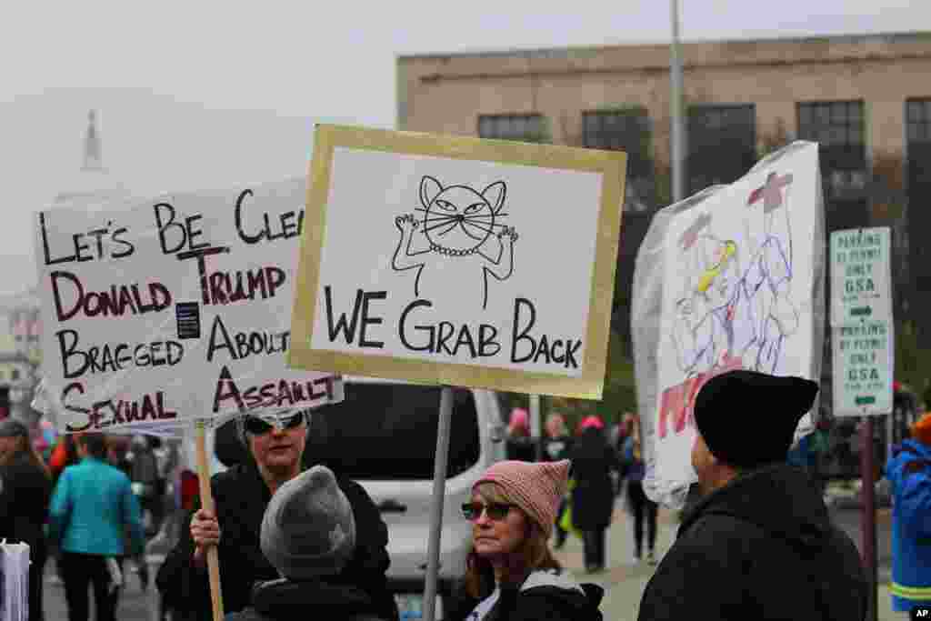 Para demonstran dalam protes massal Women&#39;s March di Washington, D.C. (21/1). (VOA/B. Allen)