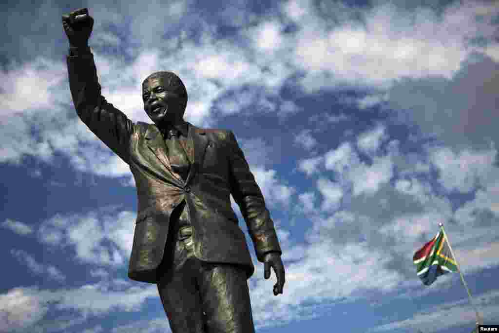 Une statue de l&#39;ancien président Nelson Mandela de l&#39;Afrique du Sud à l&#39;entrée de la galerie du parlement au Cap. Photo prise le 11 Février 2010. 