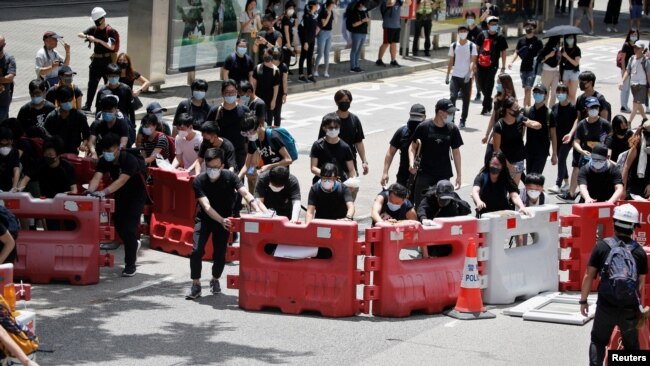 香港抗议者用路障封住香港的一条主要道路。2019年6月21日