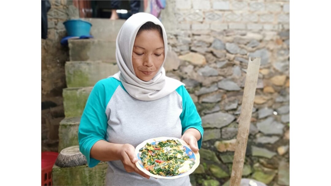 Warga Cimenyan menunjukkan olahan kelor usai masak serempak, Kamis (9/4). Kelor kaya akan gizi sehingga jadi alternatif pangan di kala pandemi. (Foto: Courtesy/Odesa Indonesia)