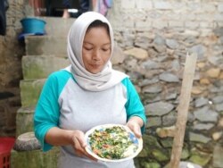 Warga Cimenyan menunjukkan olahan kelor usai masak serempak, Kamis (9/4). Kelor kaya akan gizi sehingga jadi alternatif pangan di kala pandemi. (Foto: Courtesy/Odesa Indonesia)