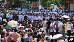 7月28日在江蘇省啟東市政府大樓附近警戒線外的抗議者和旁觀者