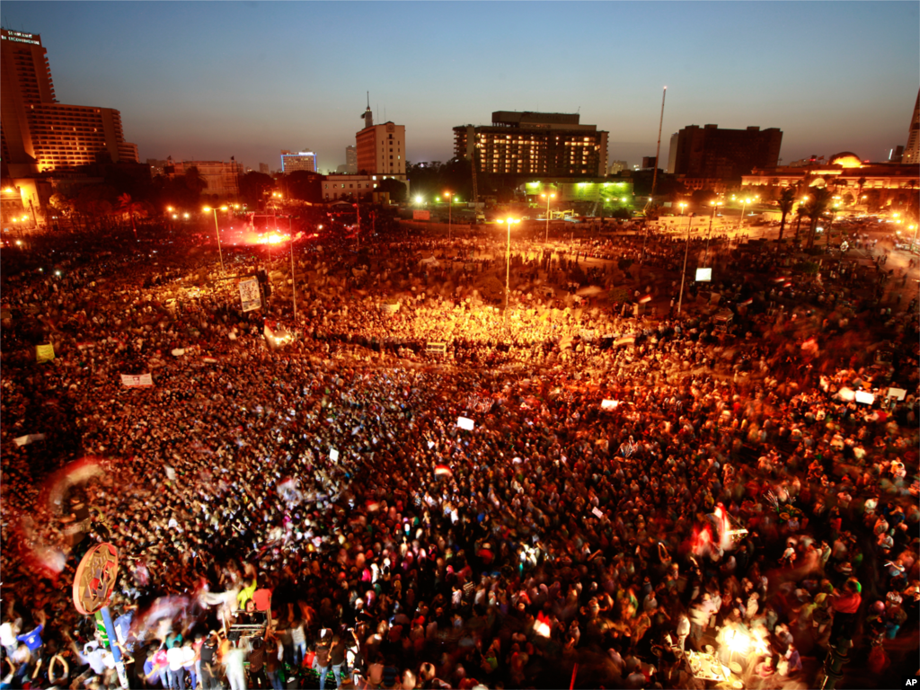 Warga Mesir berkumpul di Tahrir Square di Kairo untuk menyerukan revolusi baru di Mesir, 2 Juni 2012.&nbsp;