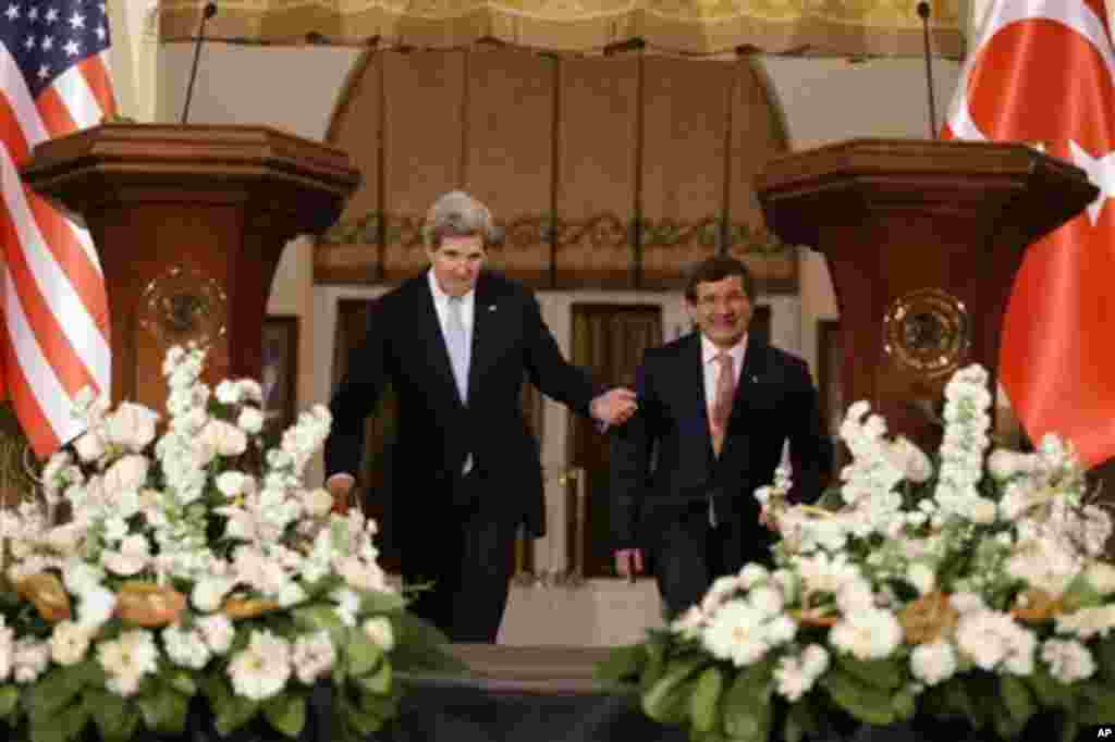 U.S. Secretary of State John Kerry enters a news conference with Turkish Foreign Minister Ahmet Davutoglu in Ankara, Turkey, March 1, 2013. 