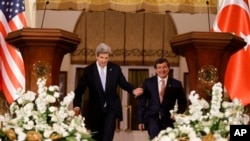 ລັດຖະມົນຕີການຕ່າງປະເທດສະຫະລັດ ທ່ານ John Kerry (ຊ້າຍ) ແລະລັດຖະມົນຕີການຕ່າງປະເທດເທີກີ ທ່ານ Ahmet Davutoglu ທີ່ນະຄອນຫຼວງອັງກາຣາ (1 ມີນາ 2013)