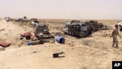 Fuerzas de seguridad iraquíes inspeccionan vehículos pertenecientes a militantes del grupo Estado Islámico en las afueras de Faluya.