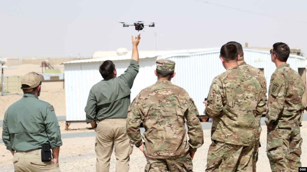 Des militaires américains regardent une démonstration de l'utilisation d'un drone, le 6 mars 2018.