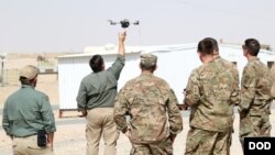 Des militaires américains regardent une démonstration de l'utilisation d'un drone, le 6 mars 2018.