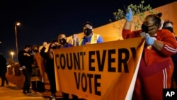 Biểu tình đòi đếm tất cả mọi lá phiếu trước Ty bầu cử Hạt Clark, bang Nevada hôm 4/11