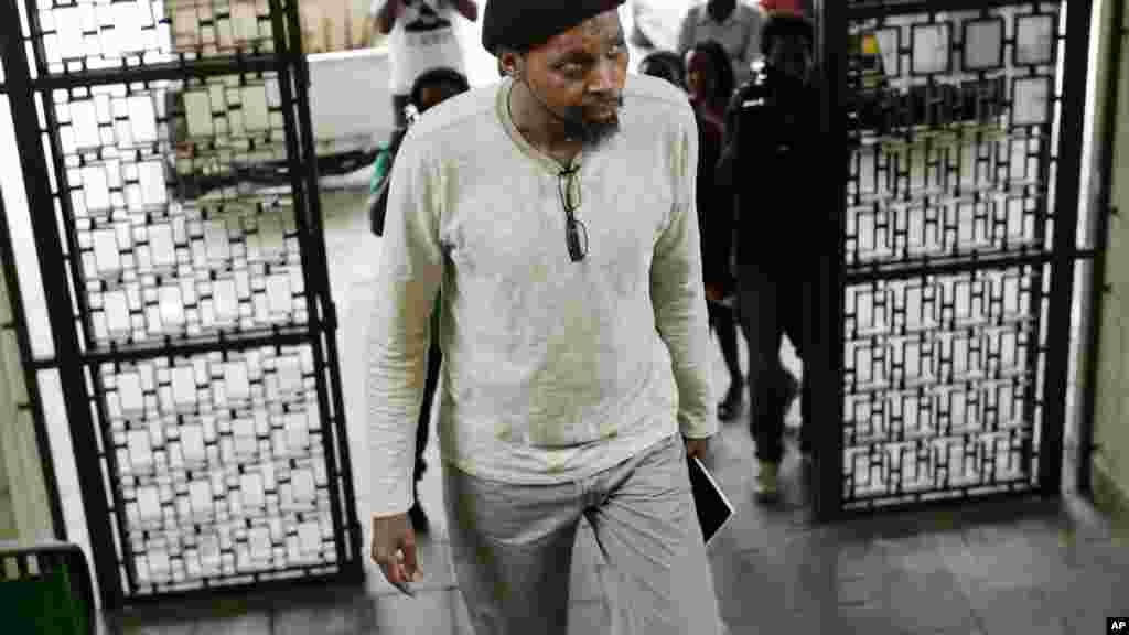 Innocent Muhozi, responsable de la radio-télévision, arrive au tribunal à Bujumbura pour une comparution le 22 mai 2015.