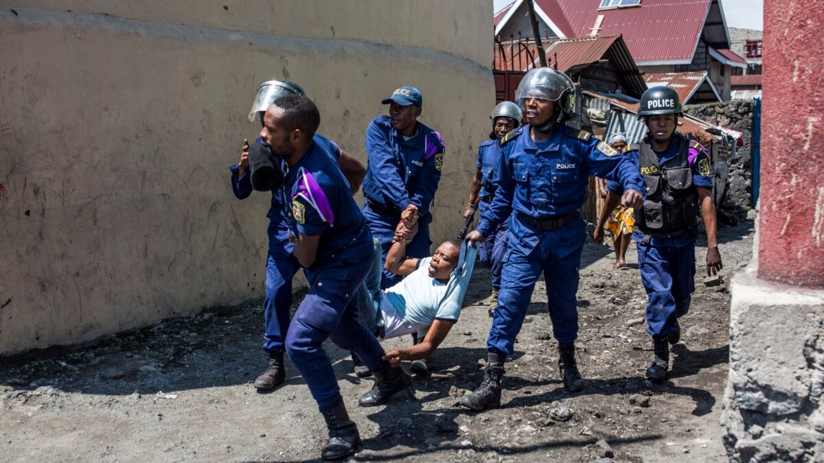 Les images d'un policier embarquant de force un enfant de 8 ans choquent en  Afrique