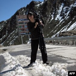 美国之音记者何宗安在夹金山顶踏雪工作