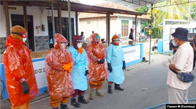 Tim relawan pemulasaran jenazah pasien COVID-19 perempuan di Kepanewonan Banguntapan. (Foto: Courtesy/Fauzan M)