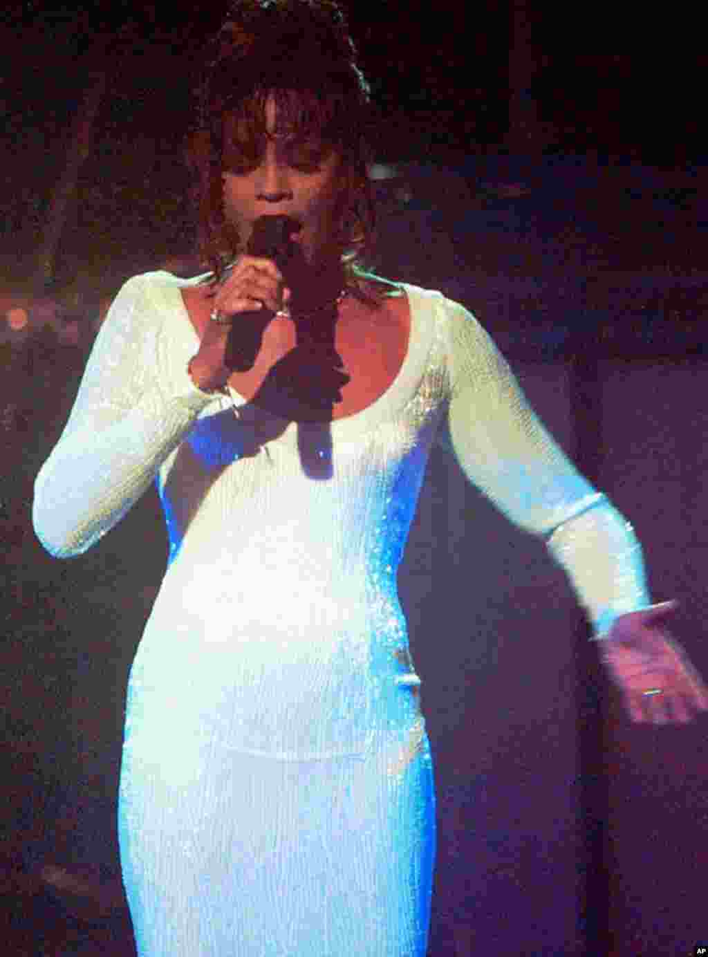 1994年3月1号，第36届格莱美年度颁奖典礼在纽约的无线电城音乐厅举行，惠特尼•休斯顿在台上表演。(AP)