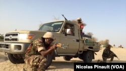 Dans le village de Zenam Kelouri, les soldats nigériens procèdent à une démonstration de force de leur lutte contre Boko Haram, le 29 février 2016. (VOA/Nicolas Pinault) 