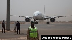 ARCHIVES - Un avion à l'aéroport de Bamako, au Mali, le 5 mars 2021.
