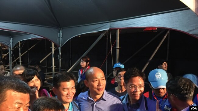 11月17日,国民党籍高雄市长参选人韩国瑜在高雄造势晚会后台与支持者合影(美国之音许宁拍摄)