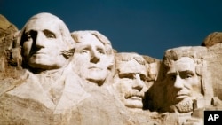 Tượng điêu khắc của Tổng thống George Washington, Thomas Jefferson, Theodore Roosevelt và Abraham Lincoln tại núi Rushmore, gần thành phố Keystone, bang South Dakota, Hoa Kỳ.