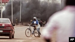 Hayaki ya rufe sojojin Burkina Faso, Alokacin da masu zanga-zangake kan tituna a Ouagadougou, Burkina Faso,Satumba. 18, 2015.