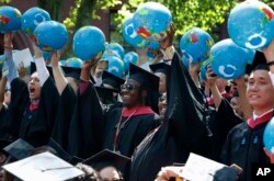 Para mahasiswa studi kebijakan publik dalam gladi resik acara wisuda di Universitas Harvard, di Cambridge, Massachussets, 24 Mei 2018. (Foto: AP)