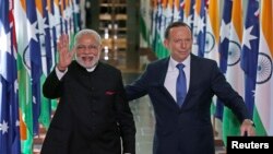 資料照：時任澳大利亞總理的托尼∙阿博特與印度總理莫迪在堪培拉舉行會晤。 （2014年11月18日）