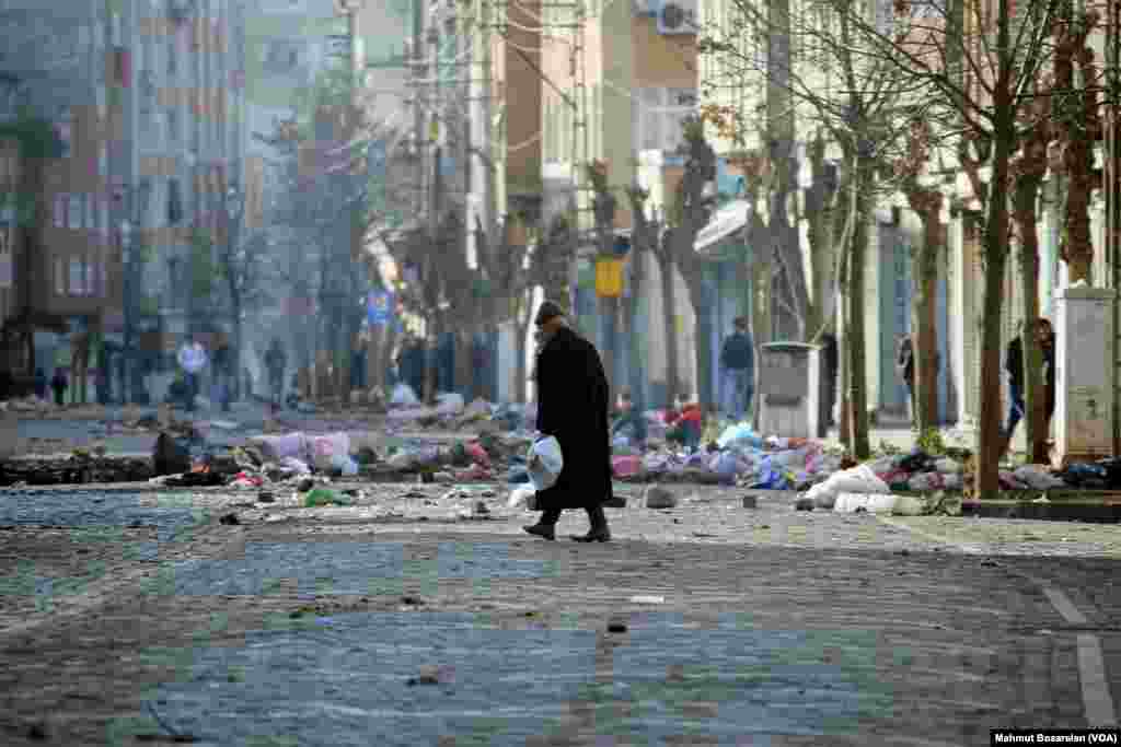 Images from the historic Sur neigborhood of Diyarbakir in southeastern Turkey after clashes between the security forces and members of the pro-Kurdish youth gangs that brought the town's economy to a standstill