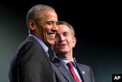 El expresidente Barack Obama hace campaña con el candidato demócrata para gobernador de Virginia Ralph Northam, vicegobernador del estado. Richmond, octubre 19, 2017.